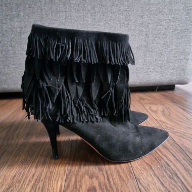 Fransige schwarze Stiefeletten