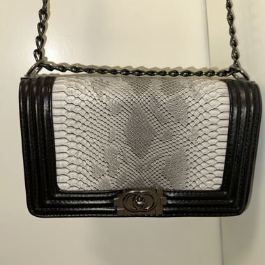Schwarz-Weisse Kettenhandtasche