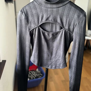 Pull crop top