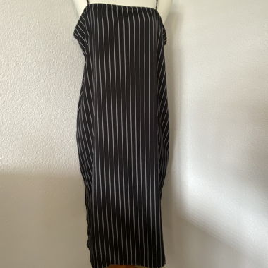 Robe d'été noire à fines rayures blanches