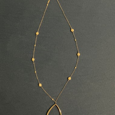 Collier doré avec pendentif goutte
