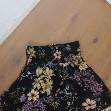 Gonna nera a fiori