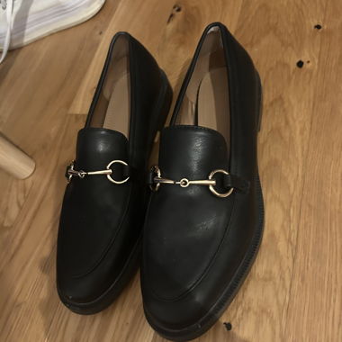 Lofers en cuir noir avec détail doré