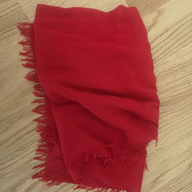 Roter Schal mit Fransen
