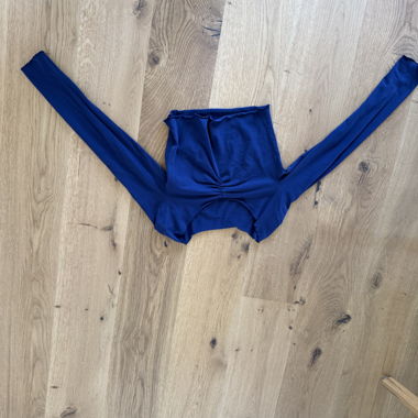 Blaues Longsleeve-Crop-Top