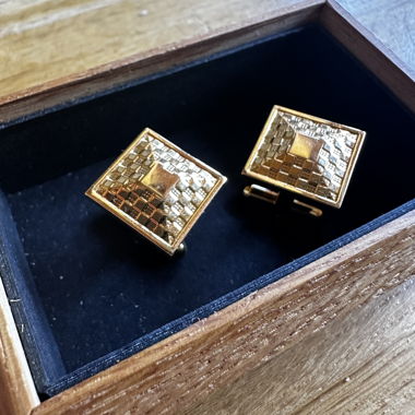 Boutons de manchette dorés
