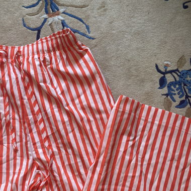 pantalon à rayures rouges