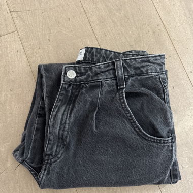 Lange schwarze kurze Hose 