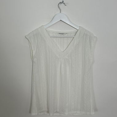 White lace sleeveless top
