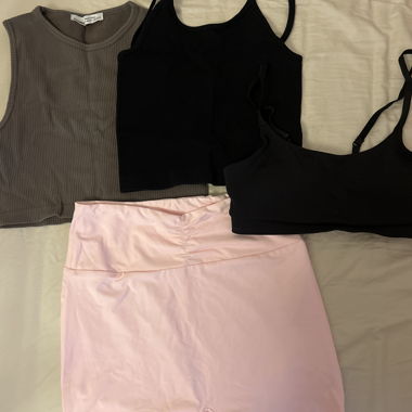 Set aus Sportshort, Sport-BH und 2 Tops