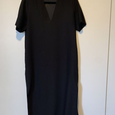 Robe noire à encolure en V