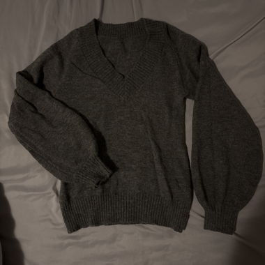 Dunkler Strickpullover