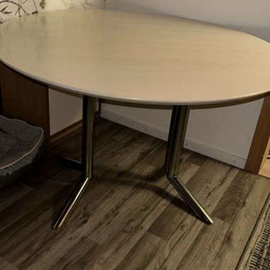 Round dining table