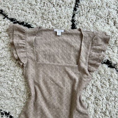 Adorable beige shirt