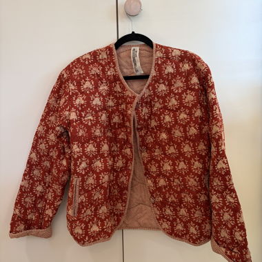 Veste matelassée rouge à fleurs