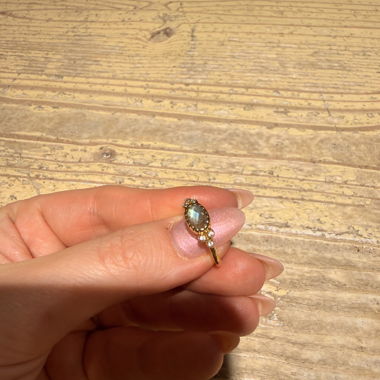 Anello con pietra color oro