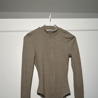 Body with zipper