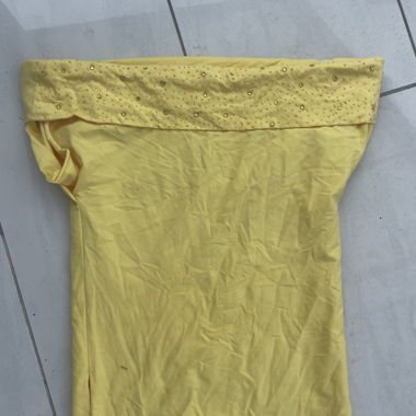 Top Giallo Decorato con Gemme, Spalle Scoperte