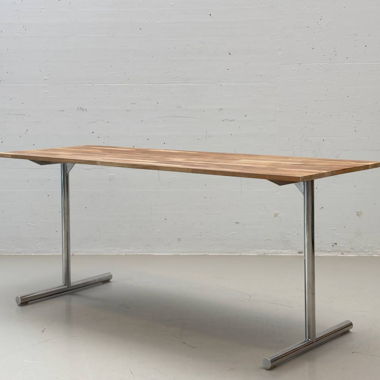 Table en bois avec piètement en acier