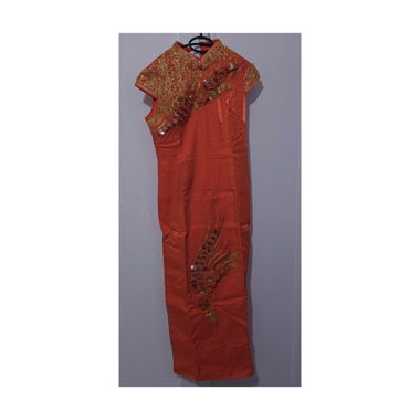 Robe chinoise rouge ornée
