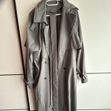 Grauer Trenchcoat