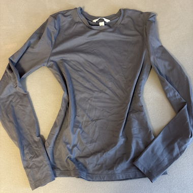 Dunkles Langarmshirt