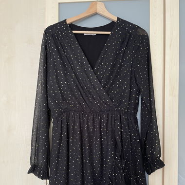 Schwarzes Kleid mit goldenen Akzeten