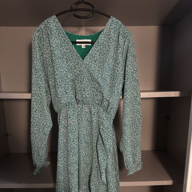 Robe verte à fleurs blanches