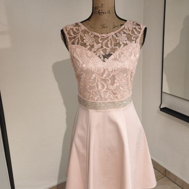 Rosa Spitzenkleid von Lipsy