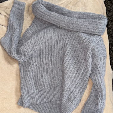 Maglione in maglia a coste grigia & gonna