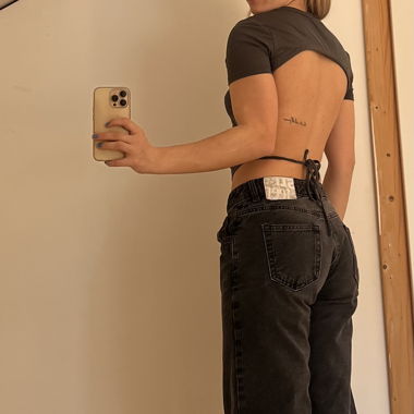 Graues Backless Crop Top mit Bindeband