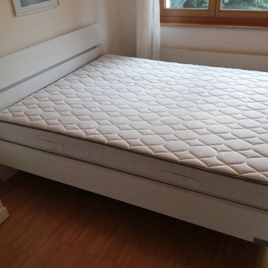 Telaio del letto con materasso e rete a doghe