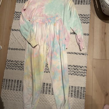Pastel-coloured set