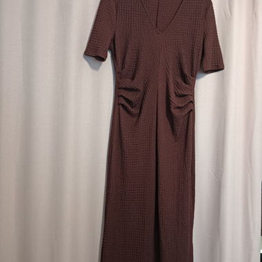 Braunes Midikleid mit Struktur