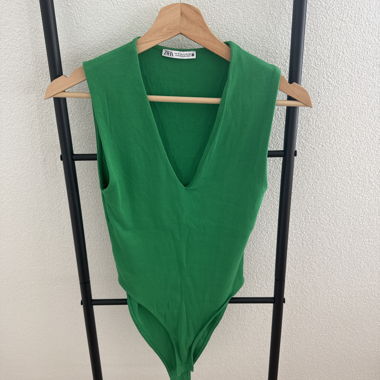 Grünes Zara Body mit tiefem Ausschnitt 