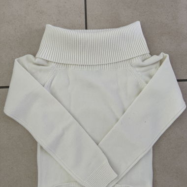 Maglione a collo alto a coste bianco Bershka