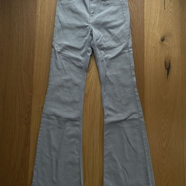 Graue Jeans