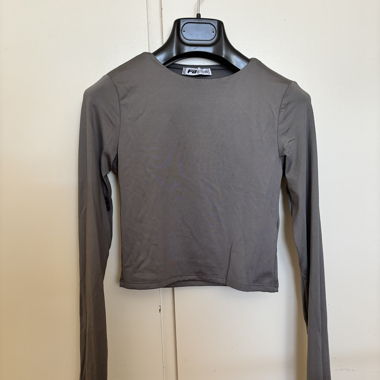 Kurzes graues Langarm-Top