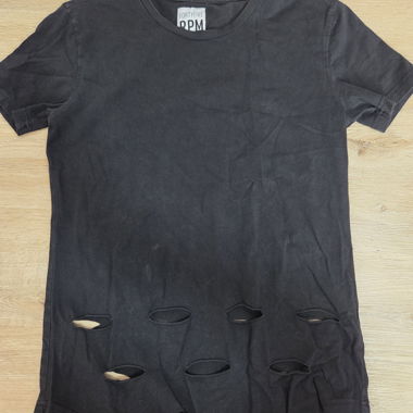 T-shirt nero rovinato