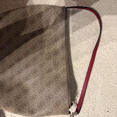 GUESS Schultertasche