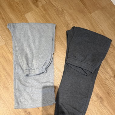 Deux pantalons de jogging gris