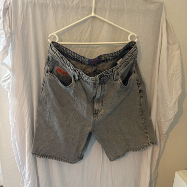 Graue Jeansshorts