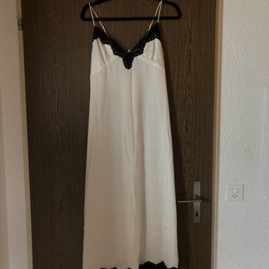 Abito di seta con pizzo nero