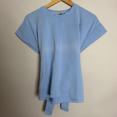 T-shirt blu con laccetto avvolgente