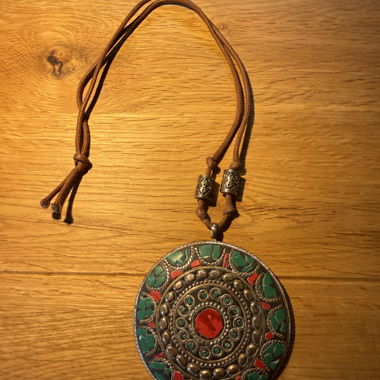 Decorative pendant necklace