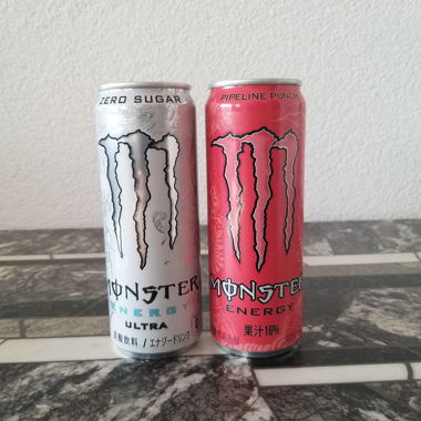 Leere japanische Monster Energy (zwei Sorten)