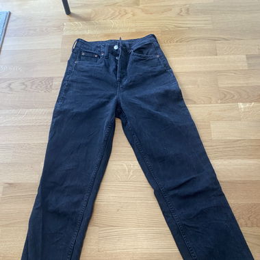 Mom-Jeans schwarz / Knopfleiste