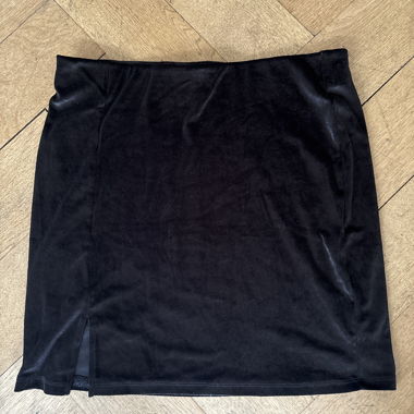 Minigonna in velluto nero con spacco