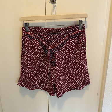 Rote, gepunktete Sommer-Shorts