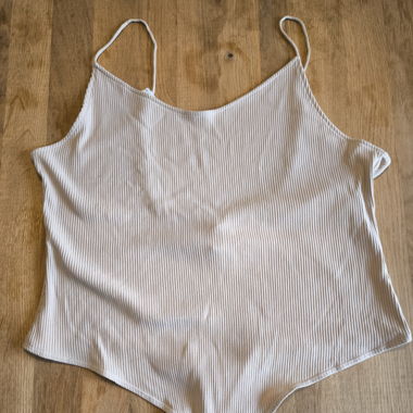 Body mit Knöpfen